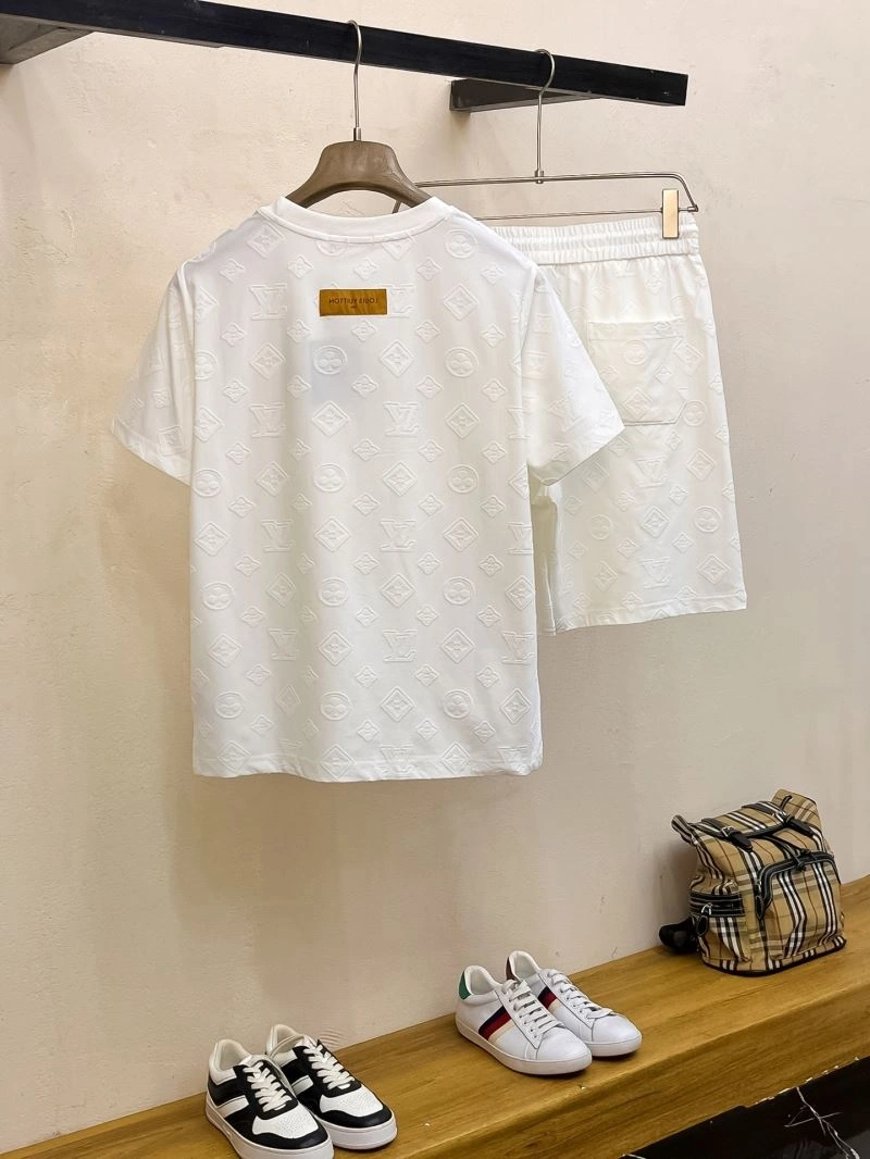 TechFriendly Louis Vuitton Short Suits 133677