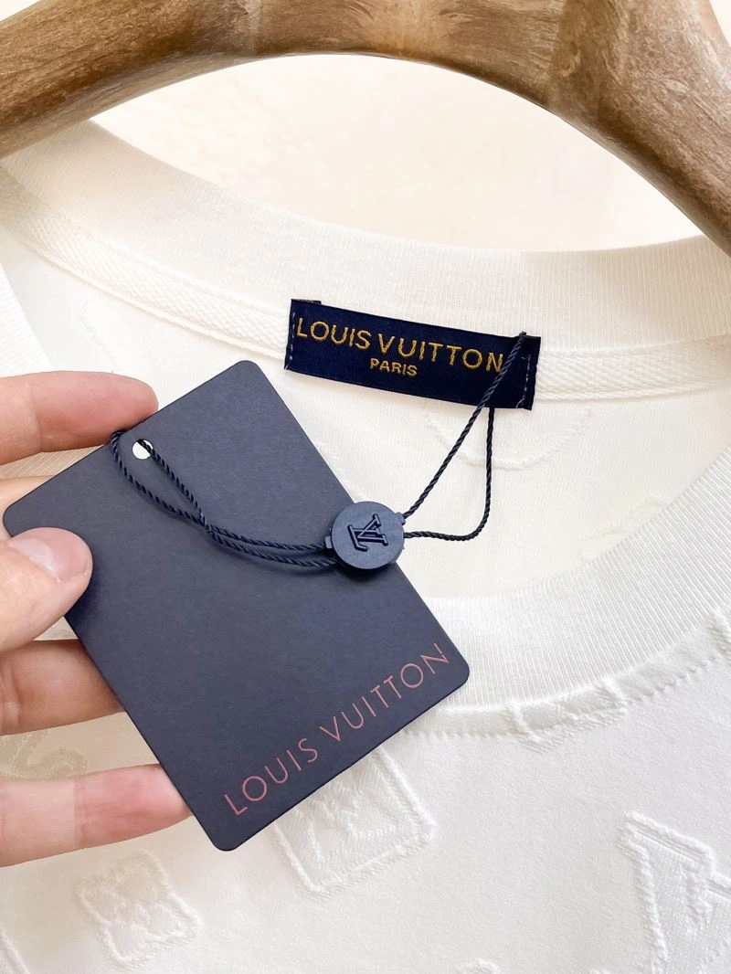 TechFriendly Louis Vuitton Short Suits 133677