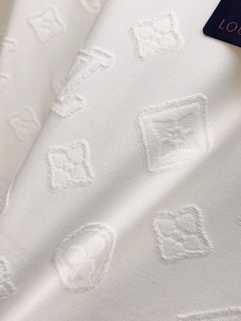 TechFriendly Louis Vuitton Short Suits 133677