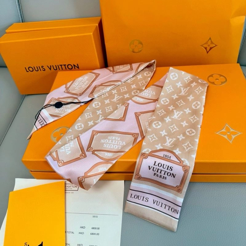 Minimalist Louis Vuitton Silk 272047