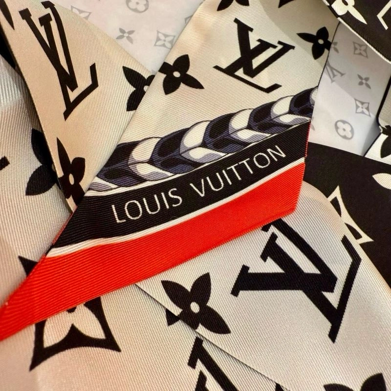 Vibrant Louis Vuitton Silk 272044