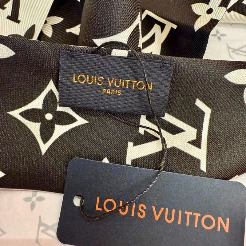 Vibrant Louis Vuitton Silk 272044