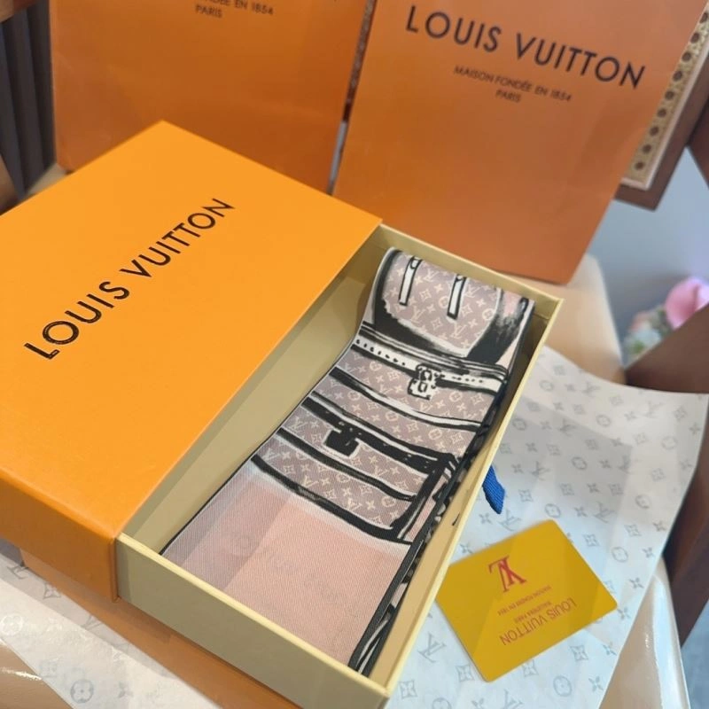 Minimalist Louis Vuitton Silk 272029