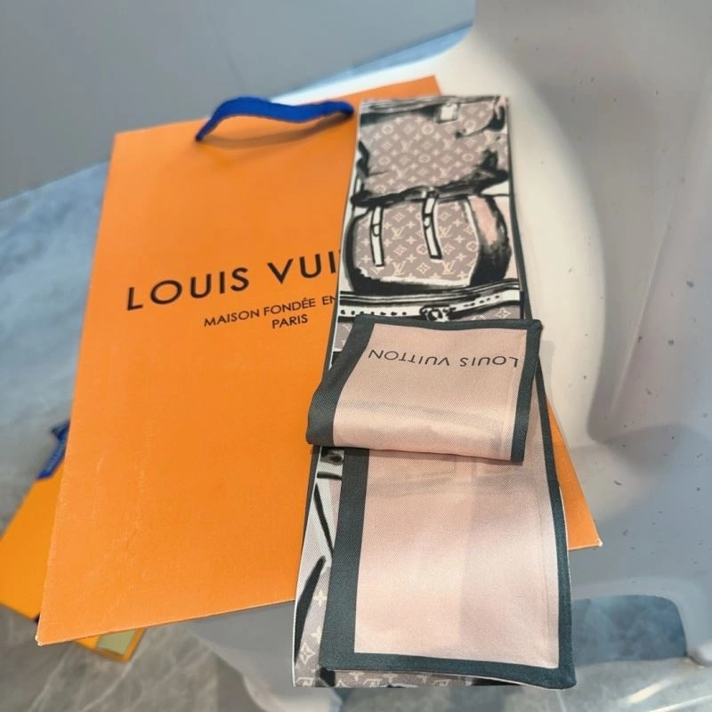 Minimalist Louis Vuitton Silk 272029