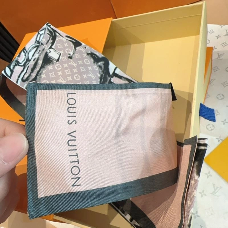 Minimalist Louis Vuitton Silk 272029