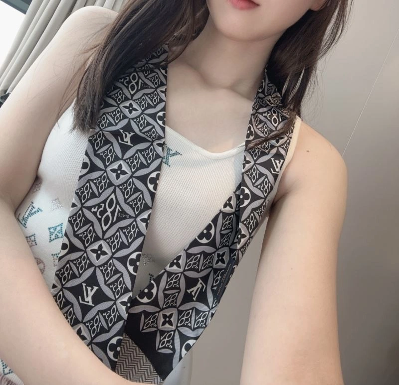 Bold Louis Vuitton Silk 272032