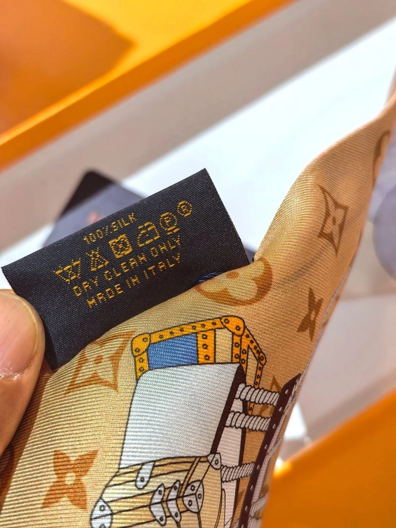 Louis Vuitton Silk Modern 272604