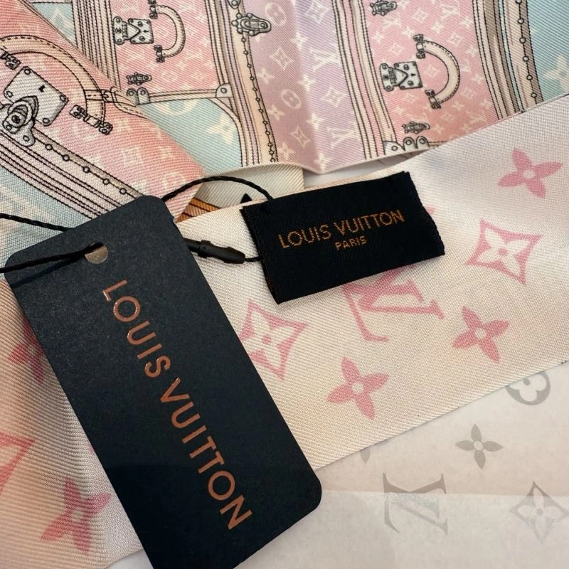 Seasonal Louis Vuitton Silk 272607