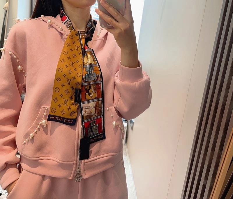 Minimalist Louis Vuitton Silk 272547