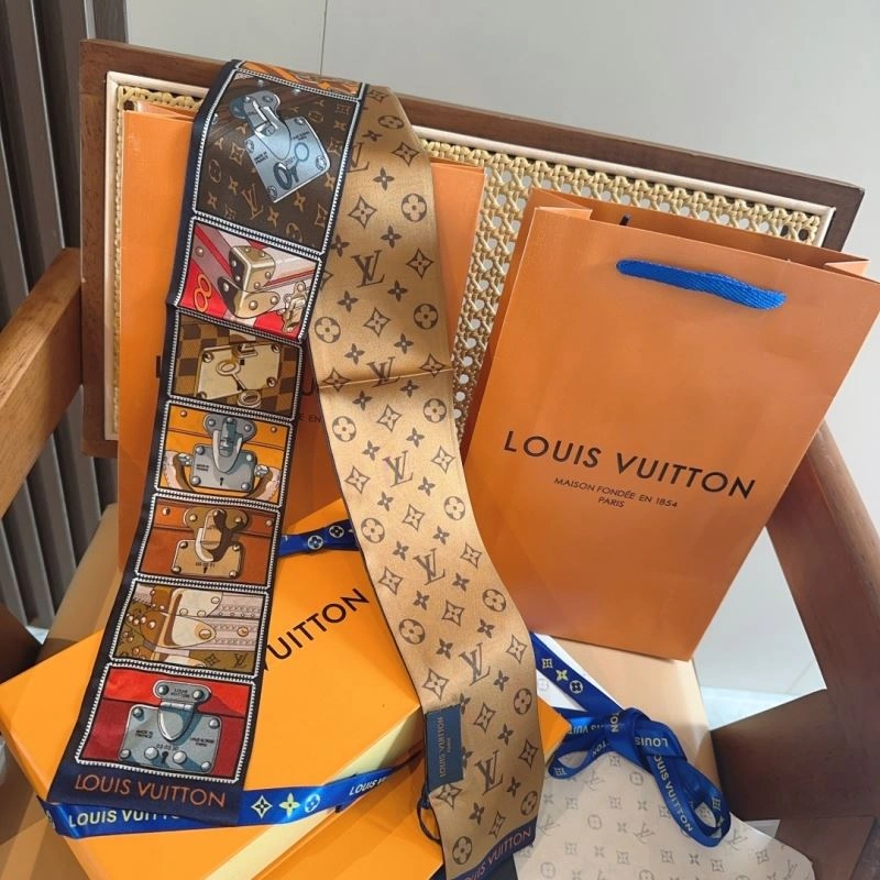 Minimalist Louis Vuitton Silk 272547