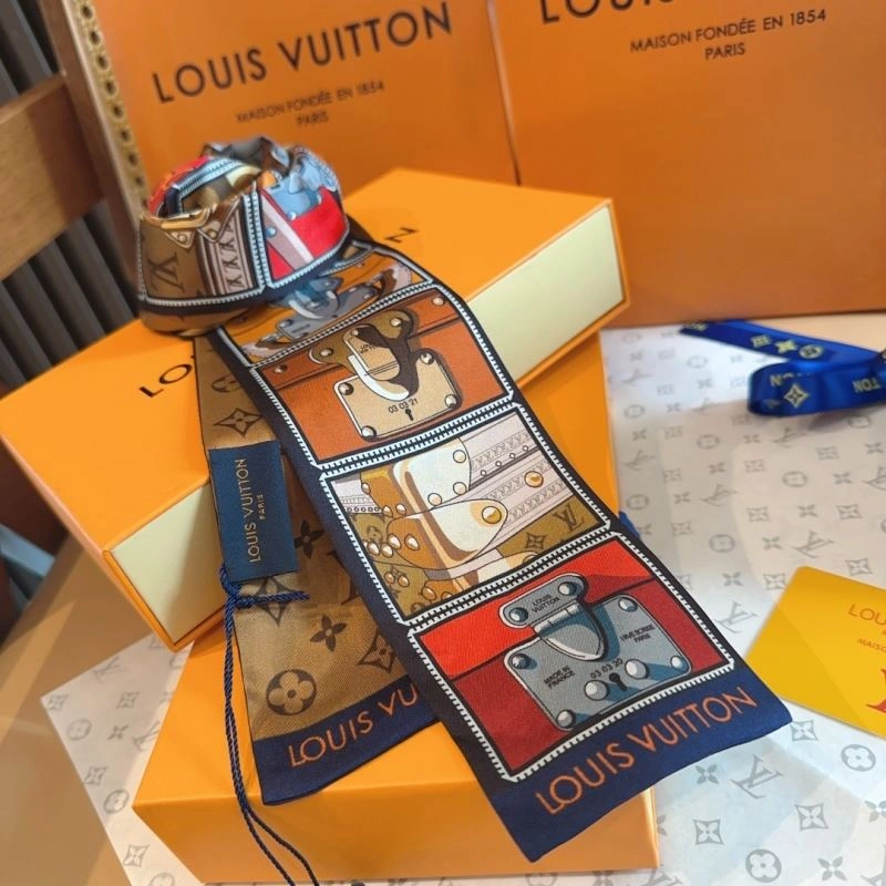 Minimalist Louis Vuitton Silk 272547