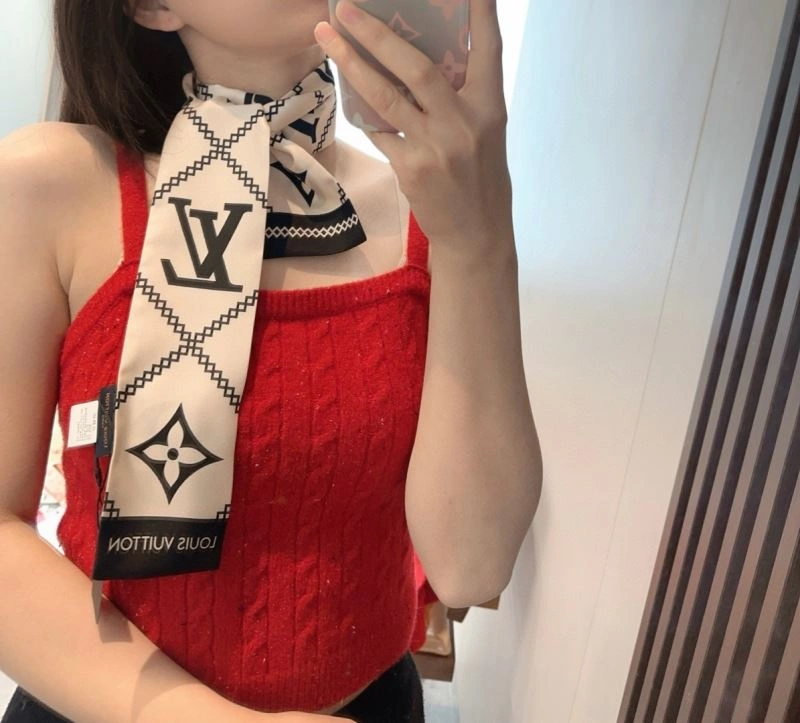 Minimalist Louis Vuitton Silk 272570