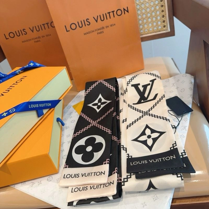 Minimalist Louis Vuitton Silk 272570