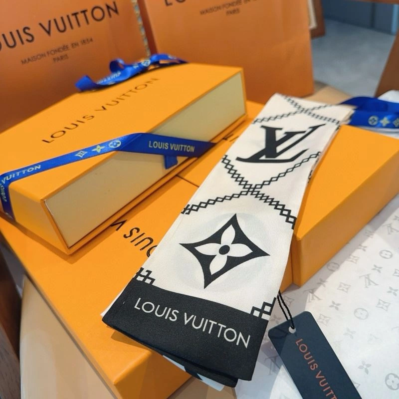 Minimalist Louis Vuitton Silk 272570