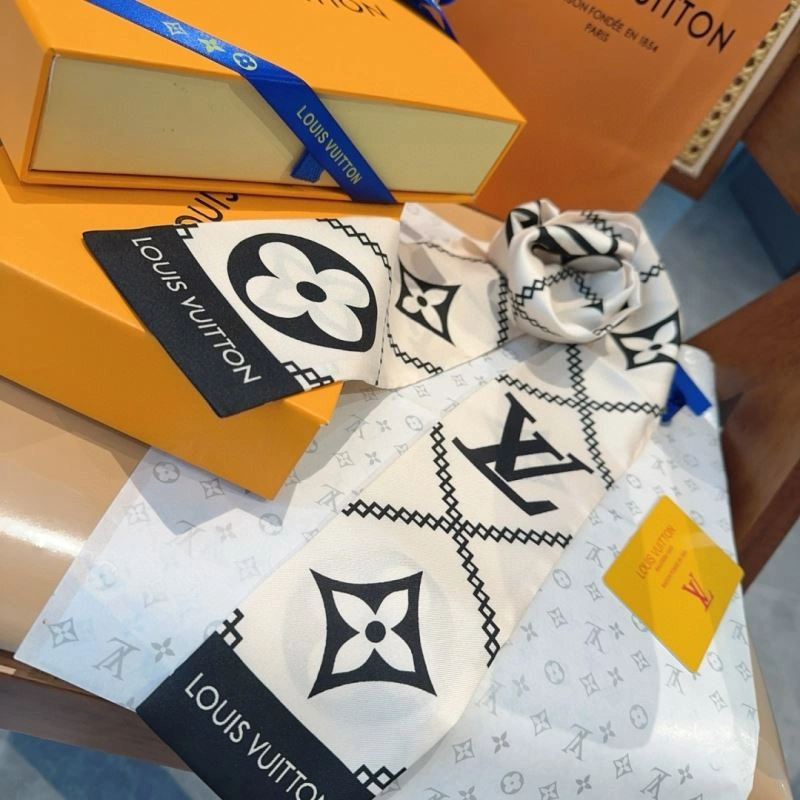 Minimalist Louis Vuitton Silk 272570