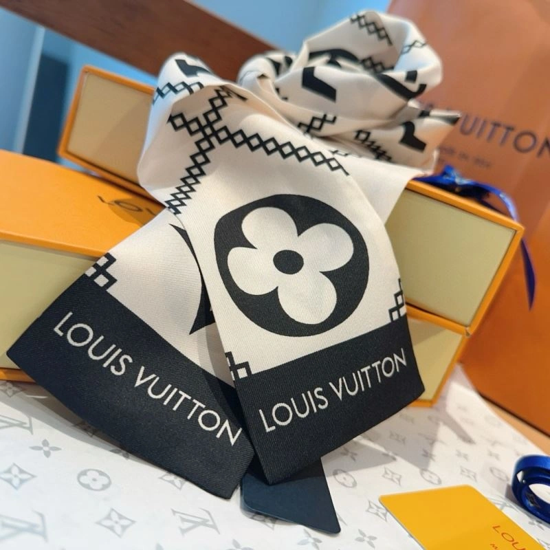 Minimalist Louis Vuitton Silk 272570