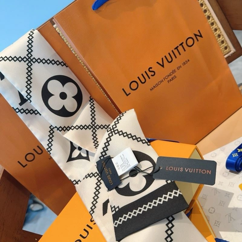 Minimalist Louis Vuitton Silk 272570