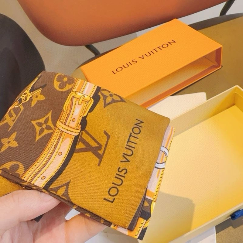 Elegant Louis Vuitton Silk 272564