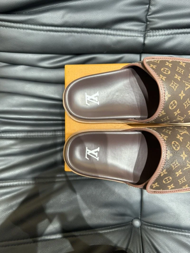 Sleek Louis Vuitton Slippers 30650
