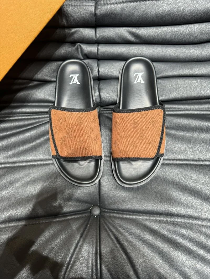 Compact Louis Vuitton Slippers 30637