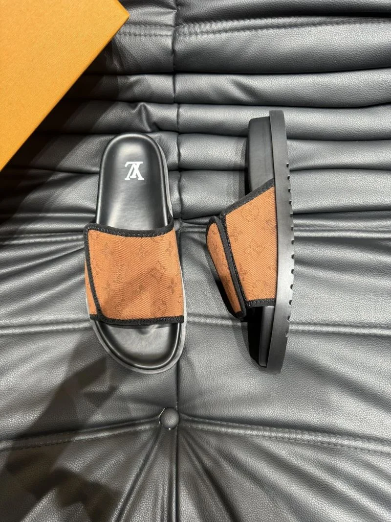 Compact Louis Vuitton Slippers 30637