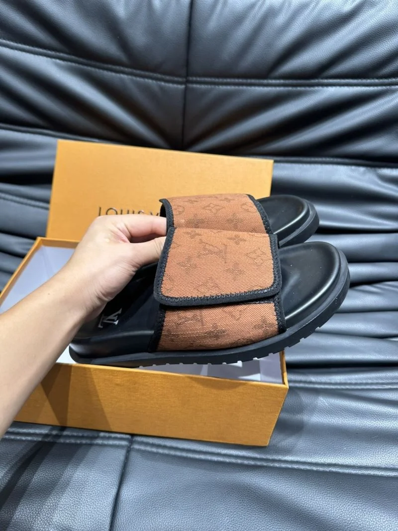 Compact Louis Vuitton Slippers 30637