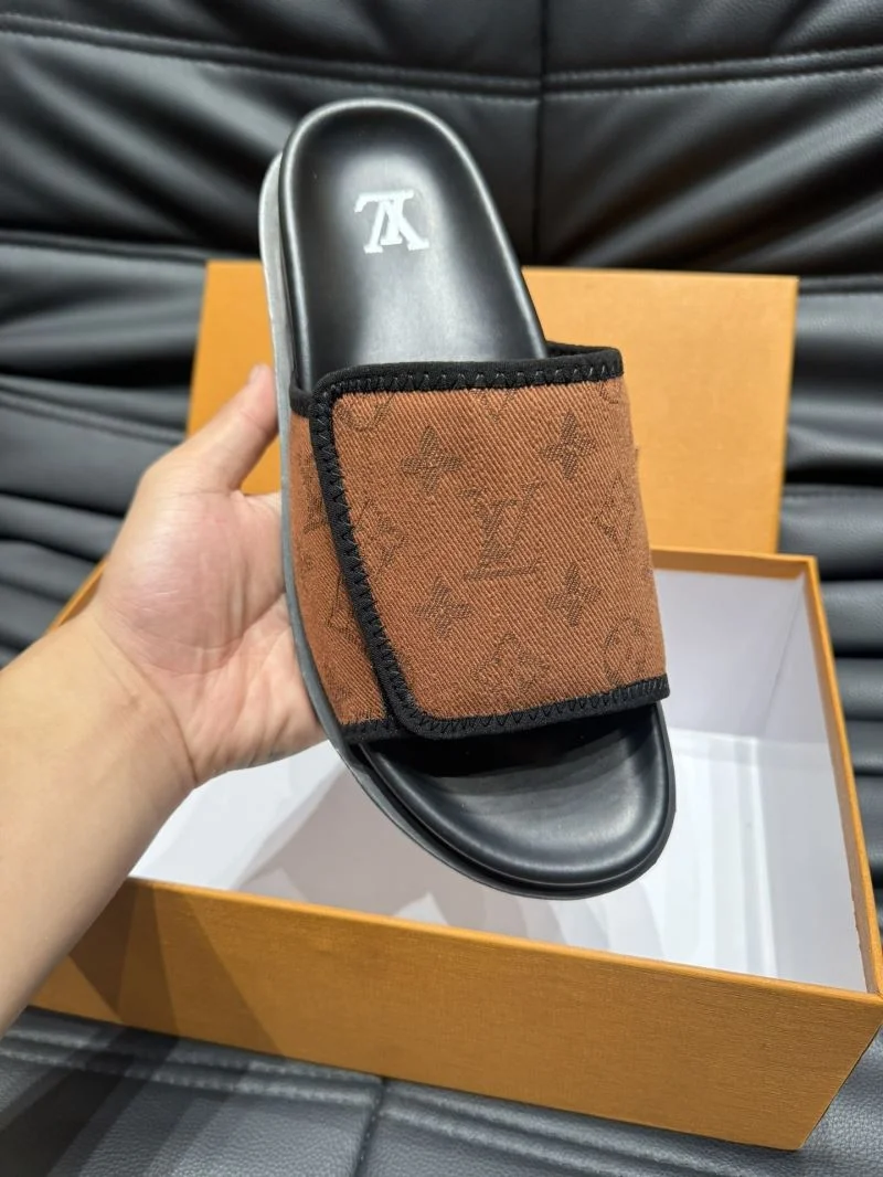 Compact Louis Vuitton Slippers 30637