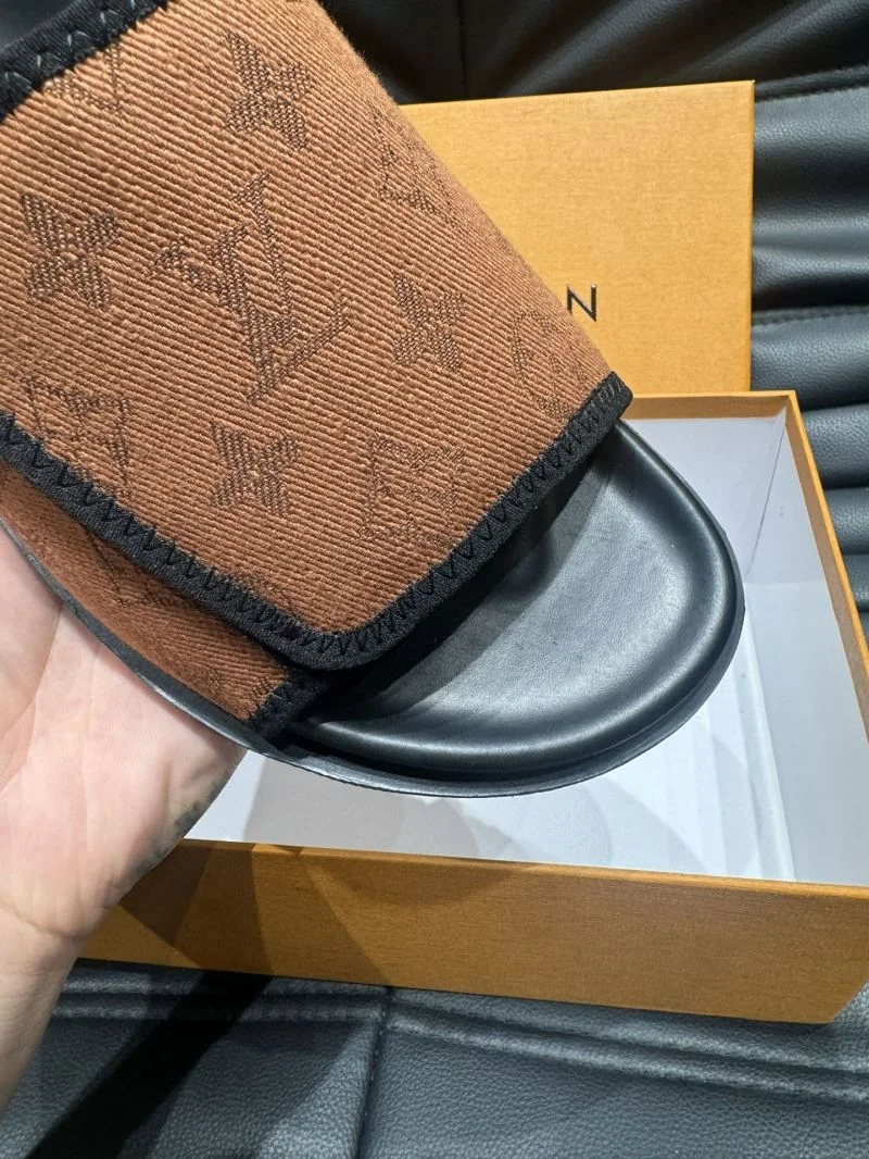 Compact Louis Vuitton Slippers 30637