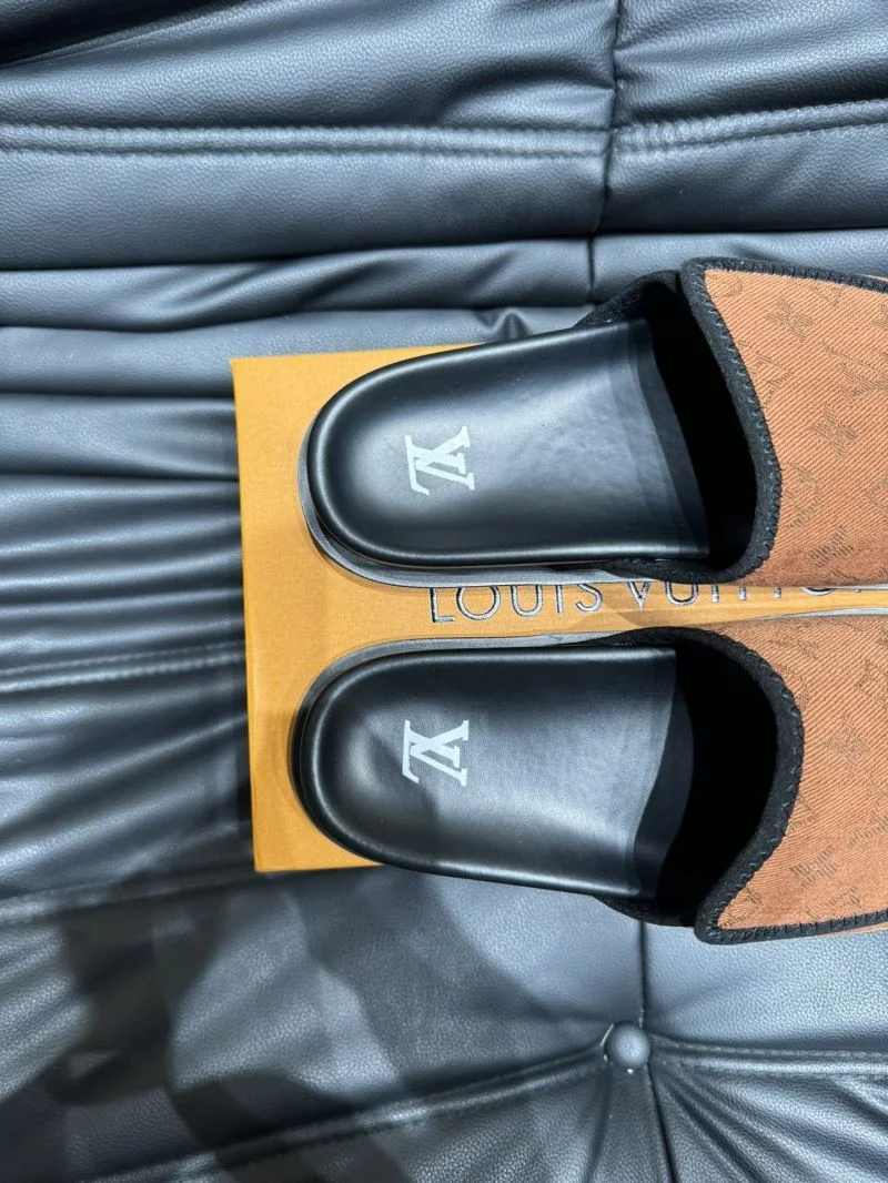 Compact Louis Vuitton Slippers 30637