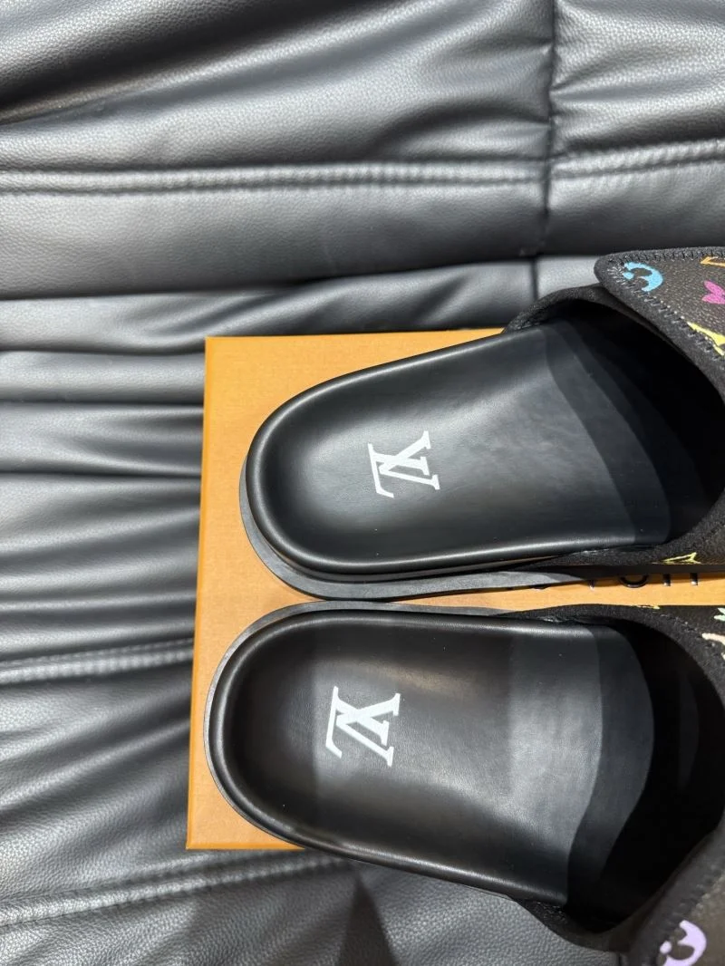Chic Louis Vuitton Slippers 30564