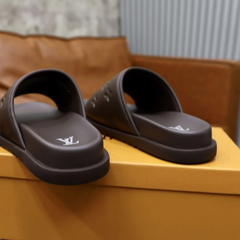 Unisex Louis Vuitton Slippers 30540