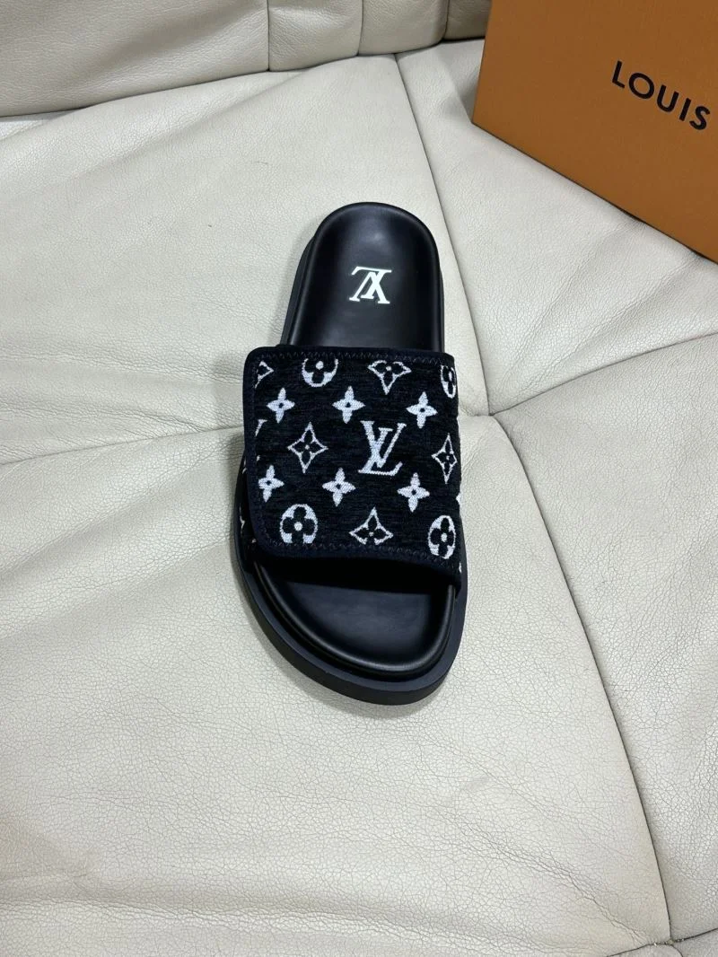 Bright Louis Vuitton Slippers 30520