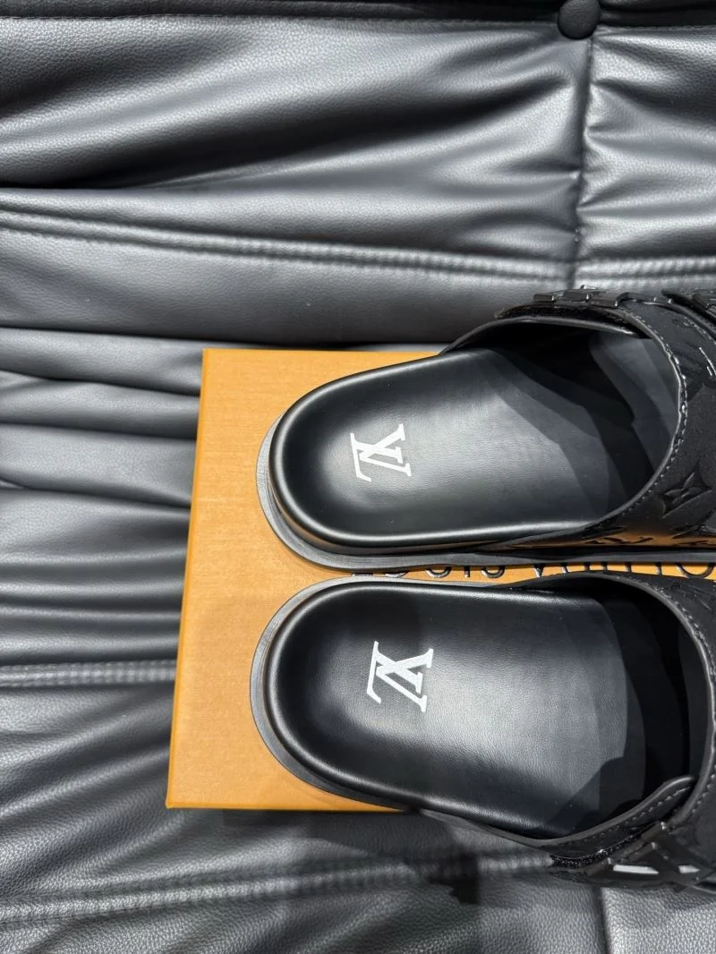 Cozy Louis Vuitton Slippers 30505