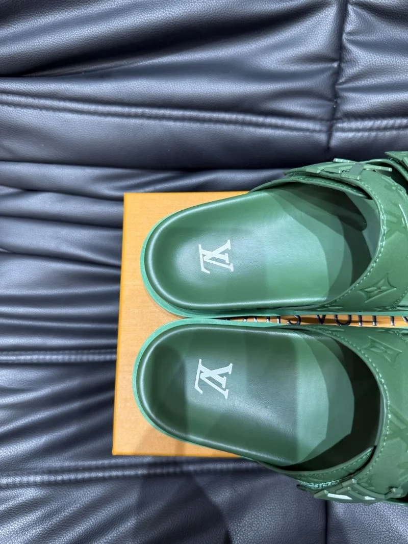 Compact Louis Vuitton Slippers 30507