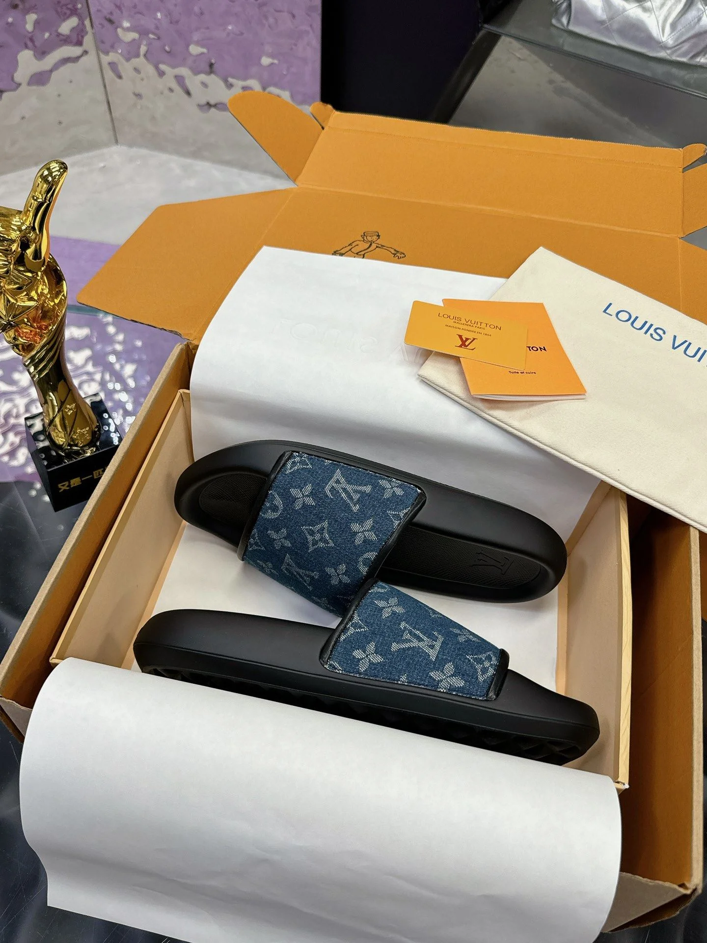 FreshLook Louis Vuitton Slippers 31585