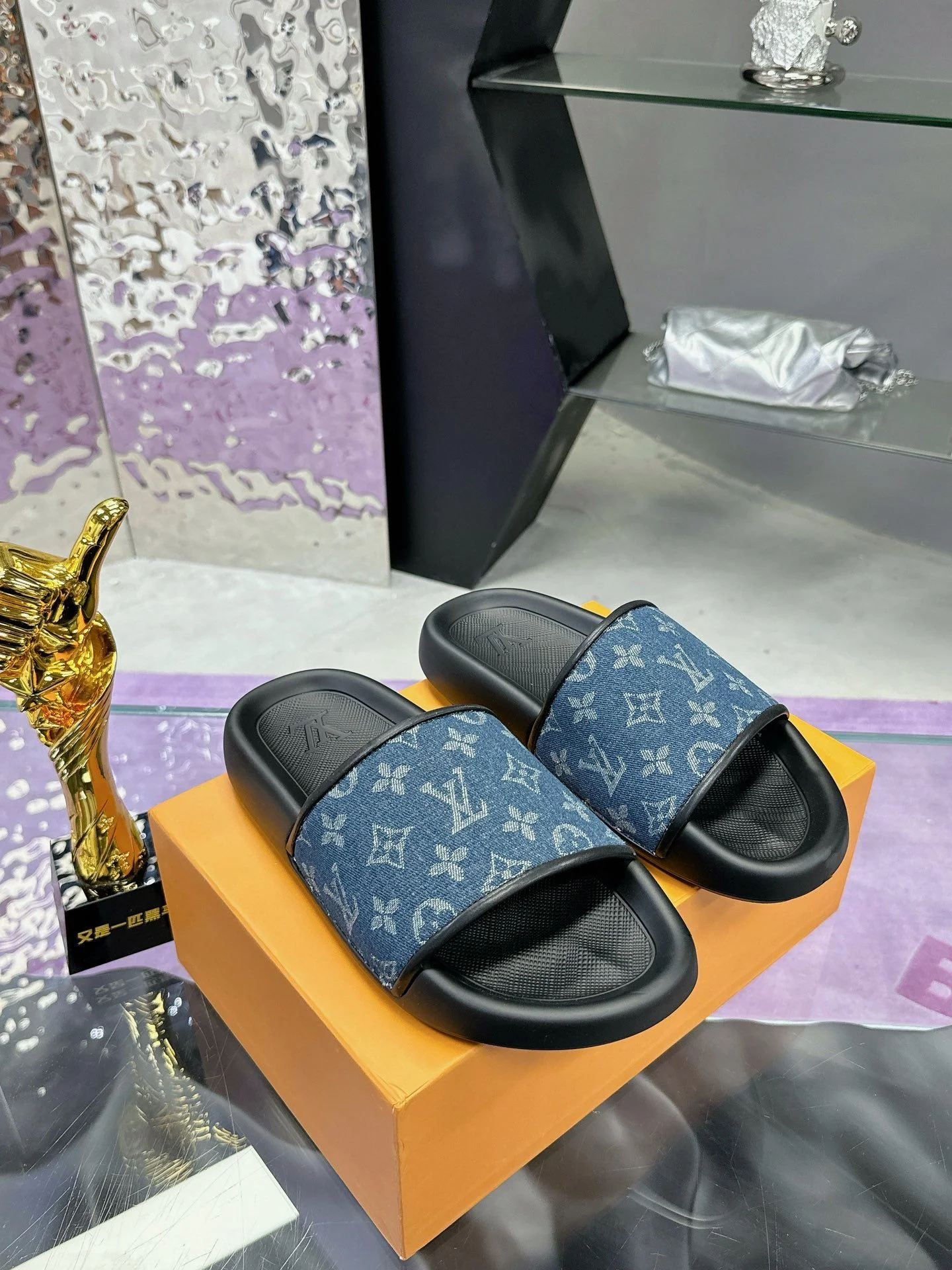 FreshLook Louis Vuitton Slippers 31585