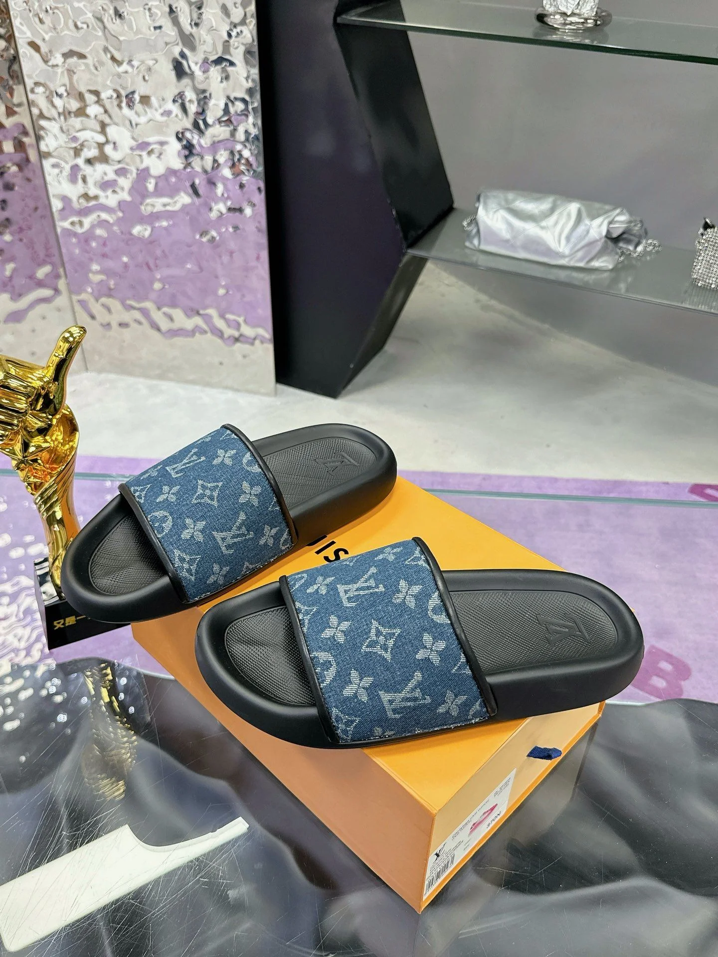 FreshLook Louis Vuitton Slippers 31585