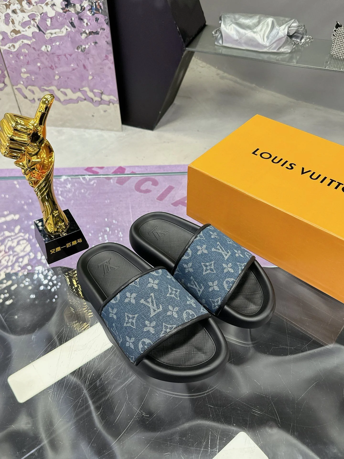 FreshLook Louis Vuitton Slippers 31585