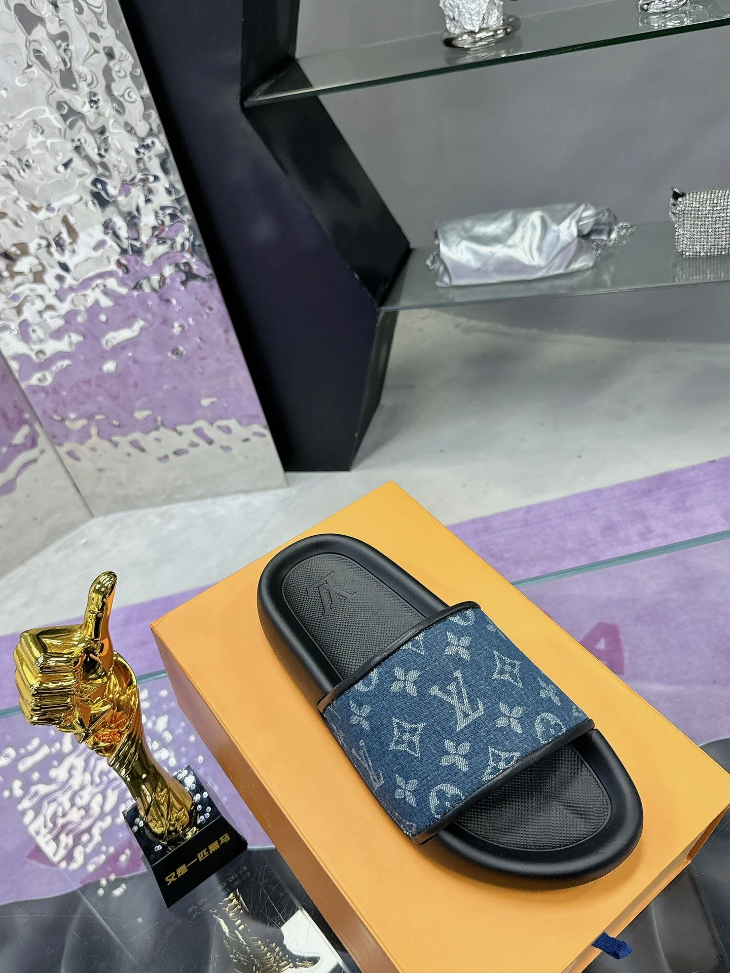 FreshLook Louis Vuitton Slippers 31585