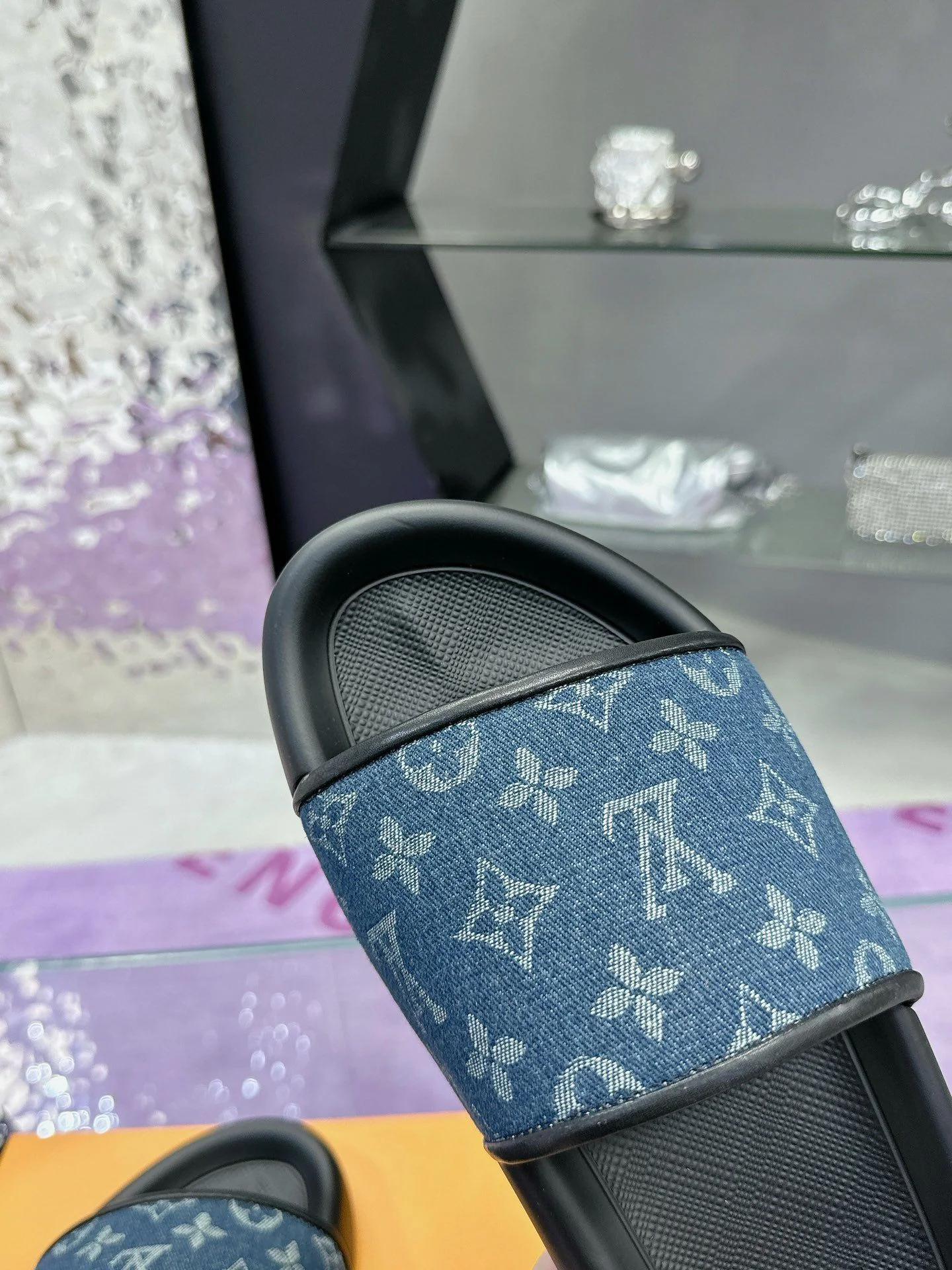 FreshLook Louis Vuitton Slippers 31585