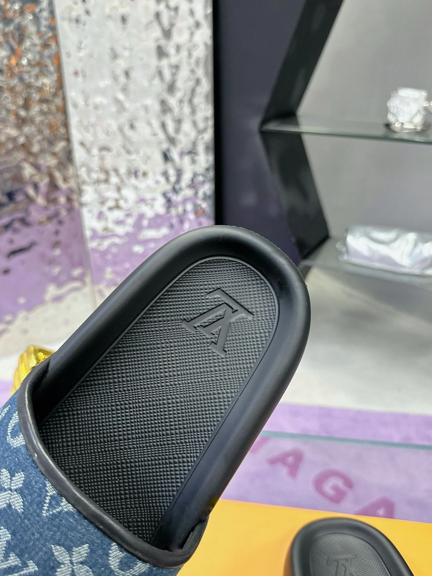 FreshLook Louis Vuitton Slippers 31585