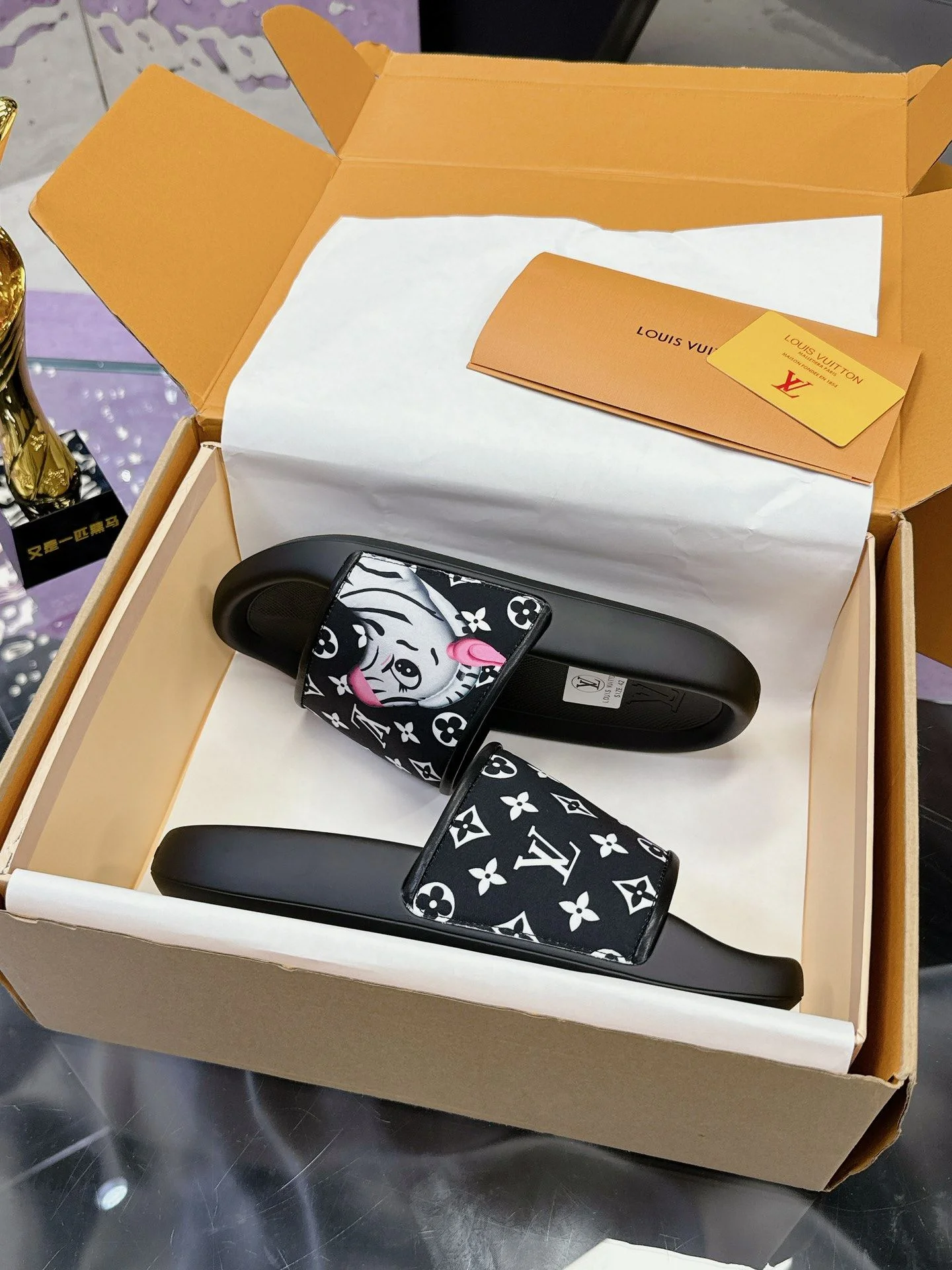 Louis Vuitton Slippers Practical 31591