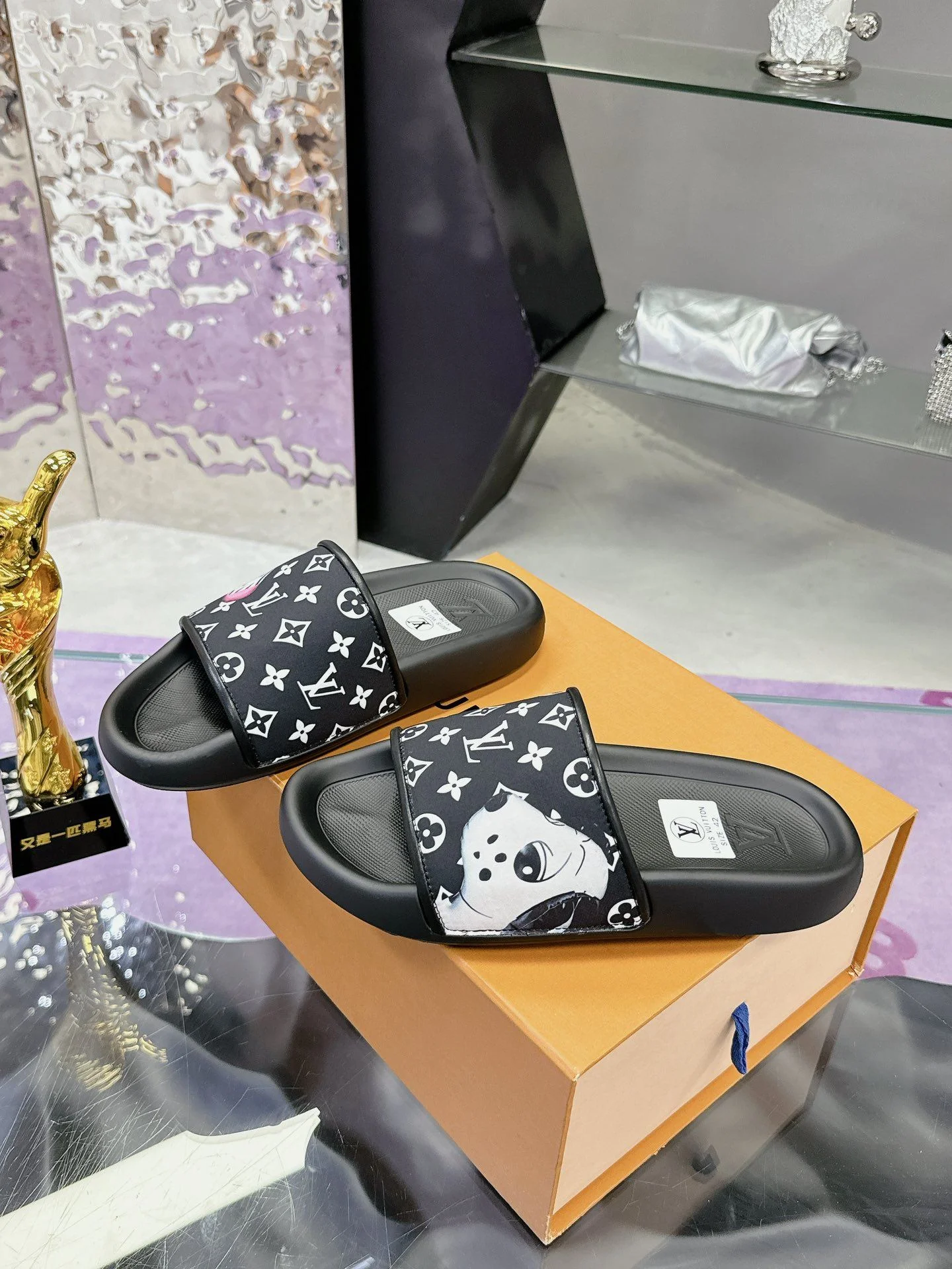 Louis Vuitton Slippers Practical 31591