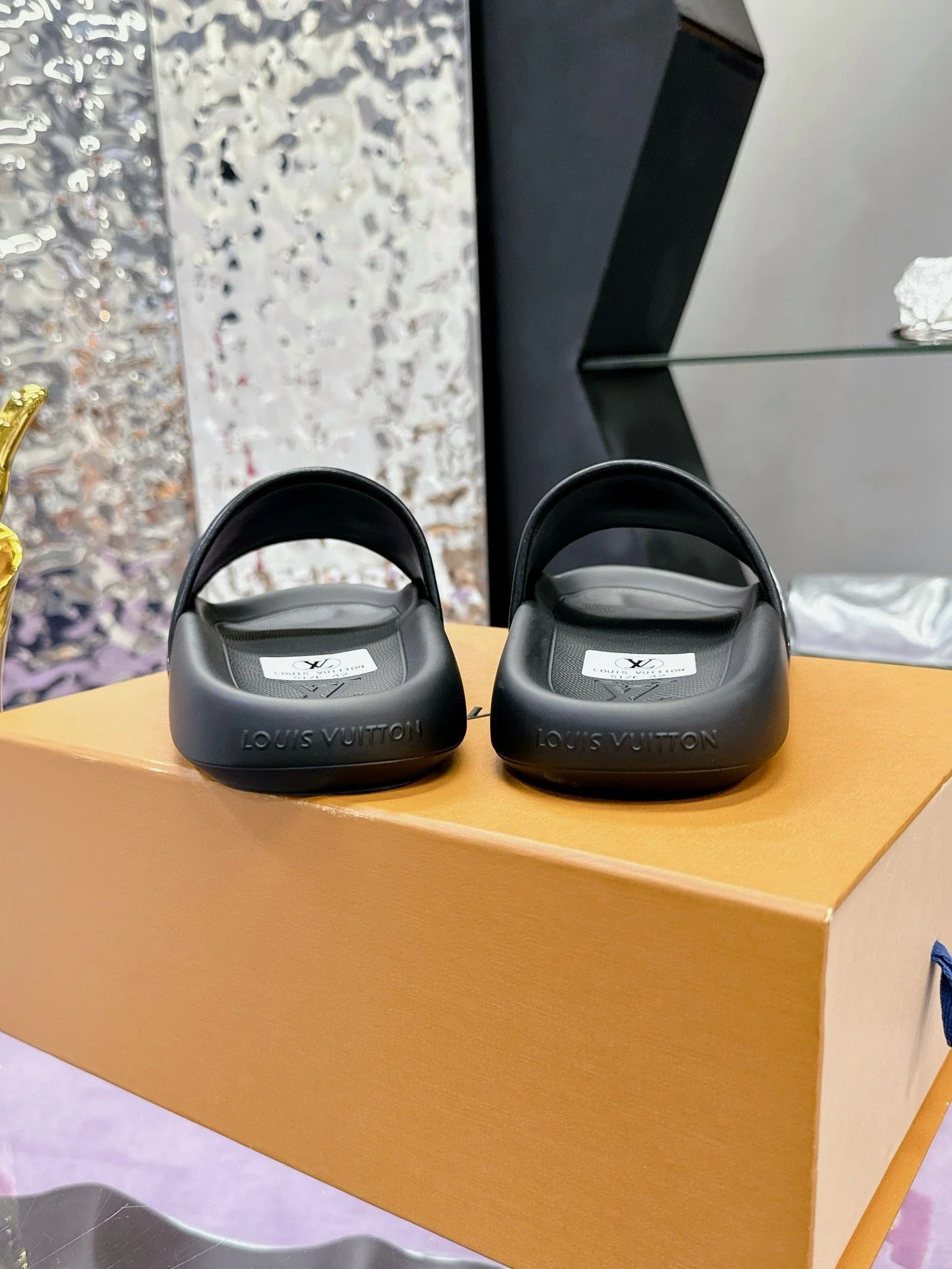 Louis Vuitton Slippers Practical 31591