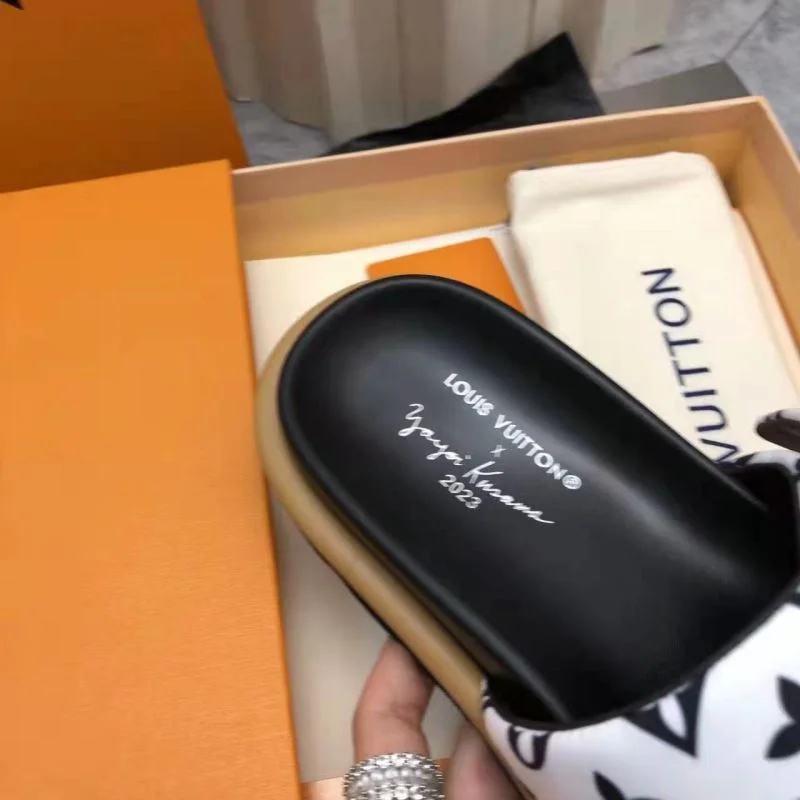 Louis Vuitton Slippers Unisex 32240