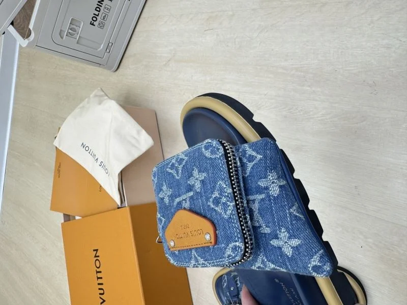 Lightweight Louis Vuitton Slippers 32195