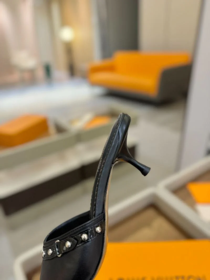 Trendsetting Louis Vuitton Slippers 31780