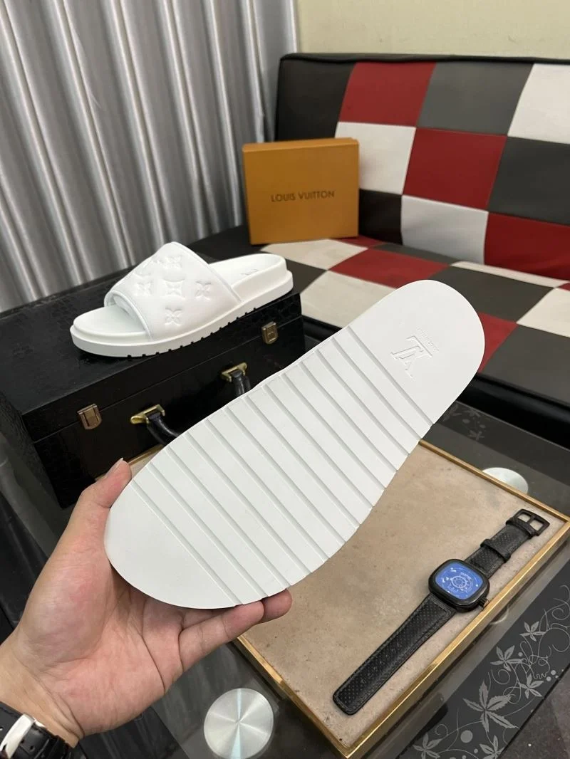 Lightweight Louis Vuitton Slippers 32619