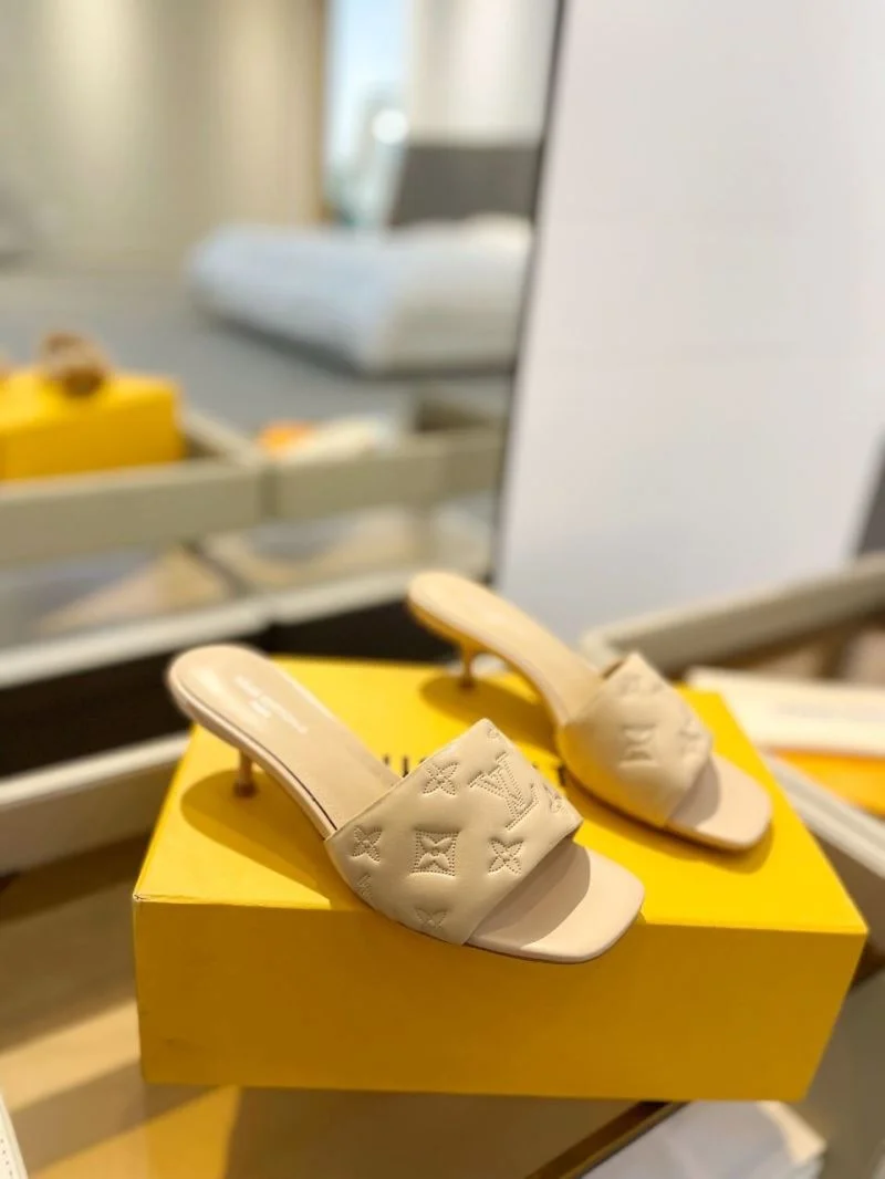 Lightweight Louis Vuitton Slippers 33275