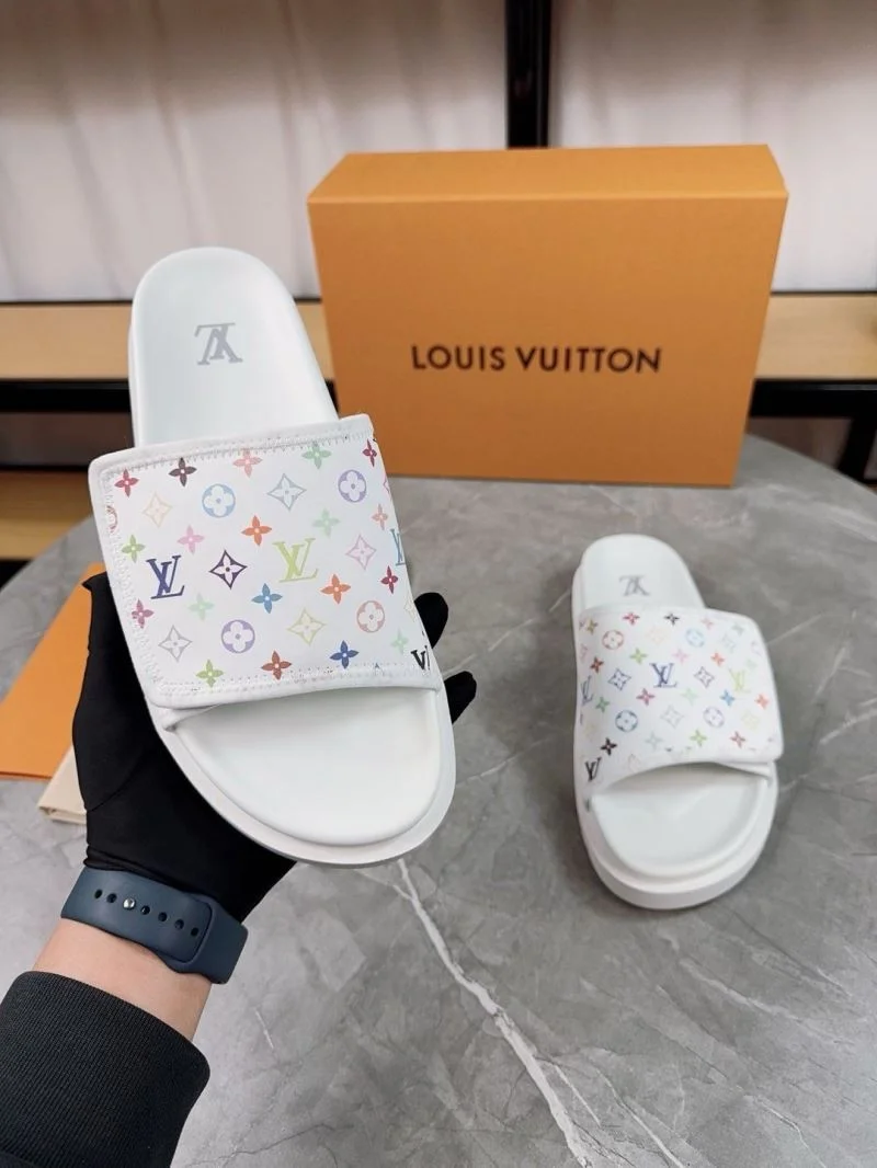 Bright Louis Vuitton Slippers 31149